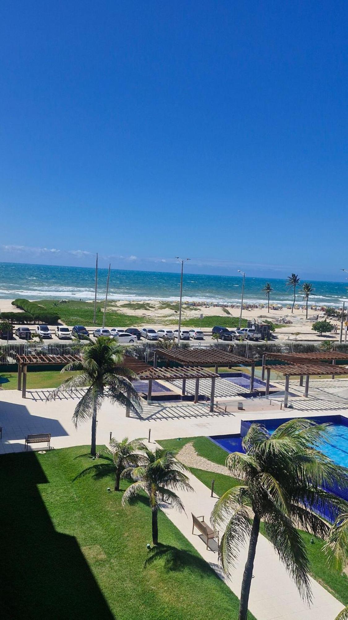 P 7 Pessoas Pe Na Areia Com Vista Mar *