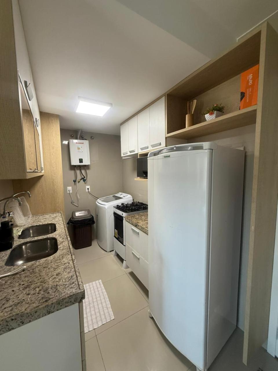 P 7 Pessoas Pe Na Areia Com Vista Mar *